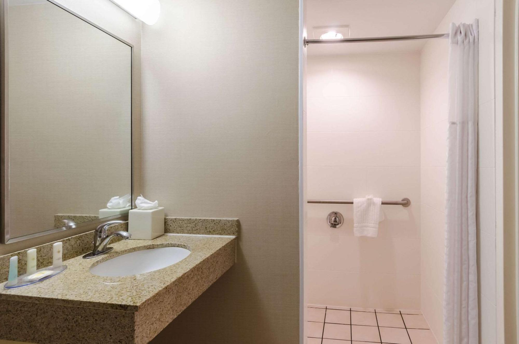 Comfort Inn Randolph-Boston Exterior photo